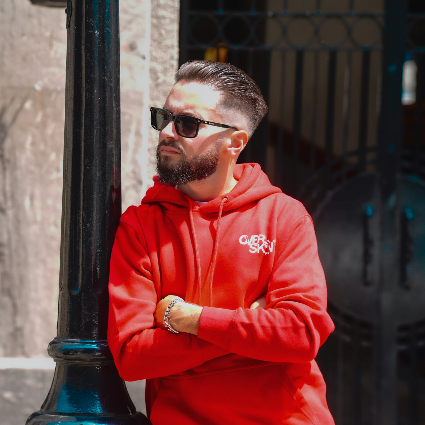 SWEAT À CAPUCHE ROUGE AVEC LOGO BLANC