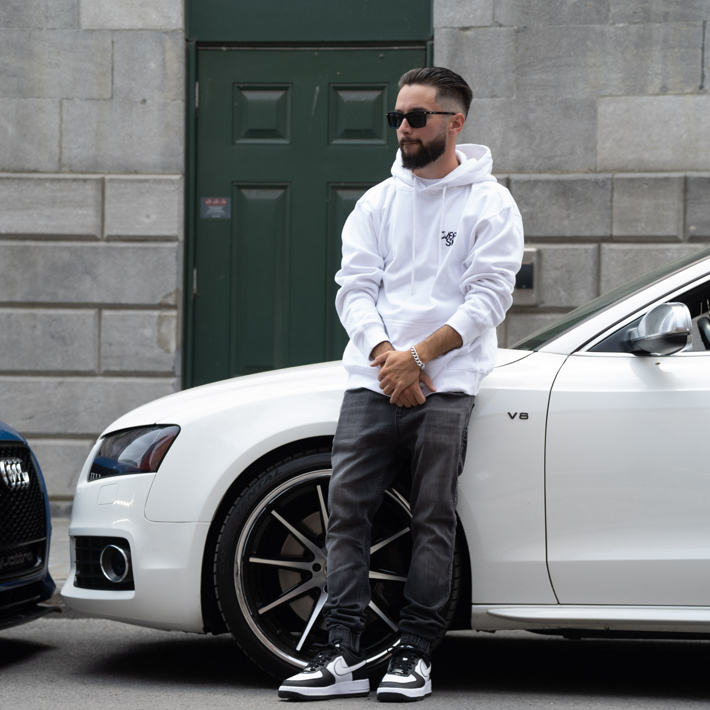 SWEAT À CAPUCHE BLANC AVEC LOGO NOIR