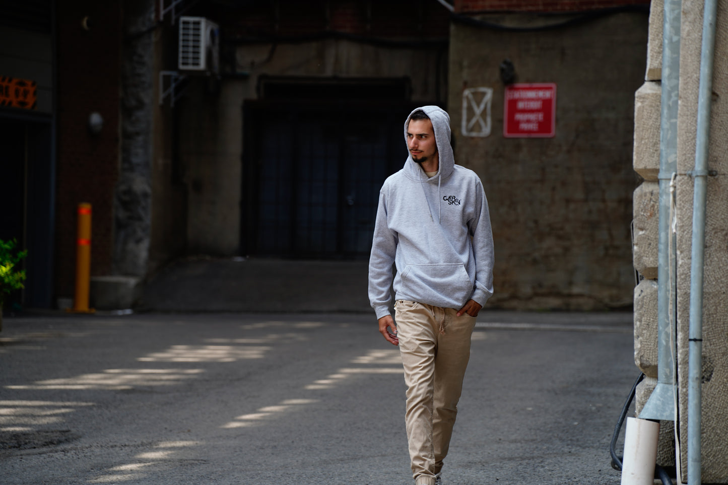 SWEAT À CAPUCHE GRIS CHINÉ AVEC LOGO NOIR